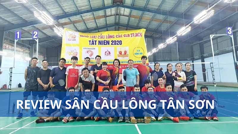 Toàn cảnh không gian thi đấu tại sân cầu lông Tân Sơn với thảm sàn chất lượng