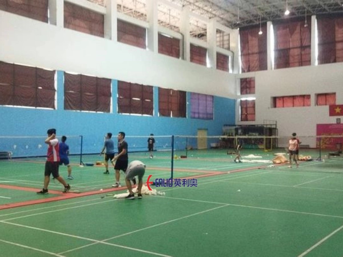 Mặt sân Tùng Lâm được kẻ vạch rõ ràng và sạch sẽ