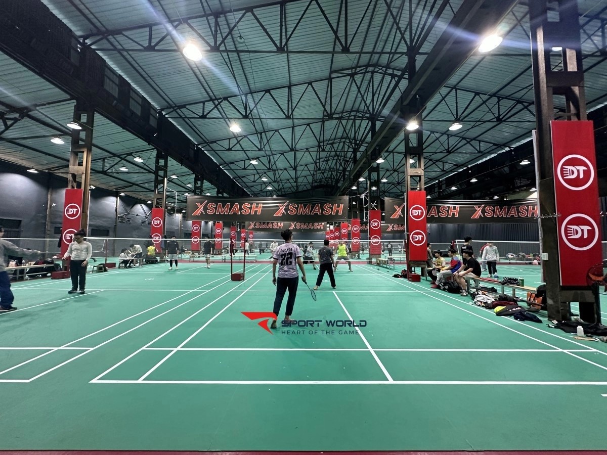 Toàn cảnh không gian rộng rãi bên trong sân cầu lông Đức Thảo