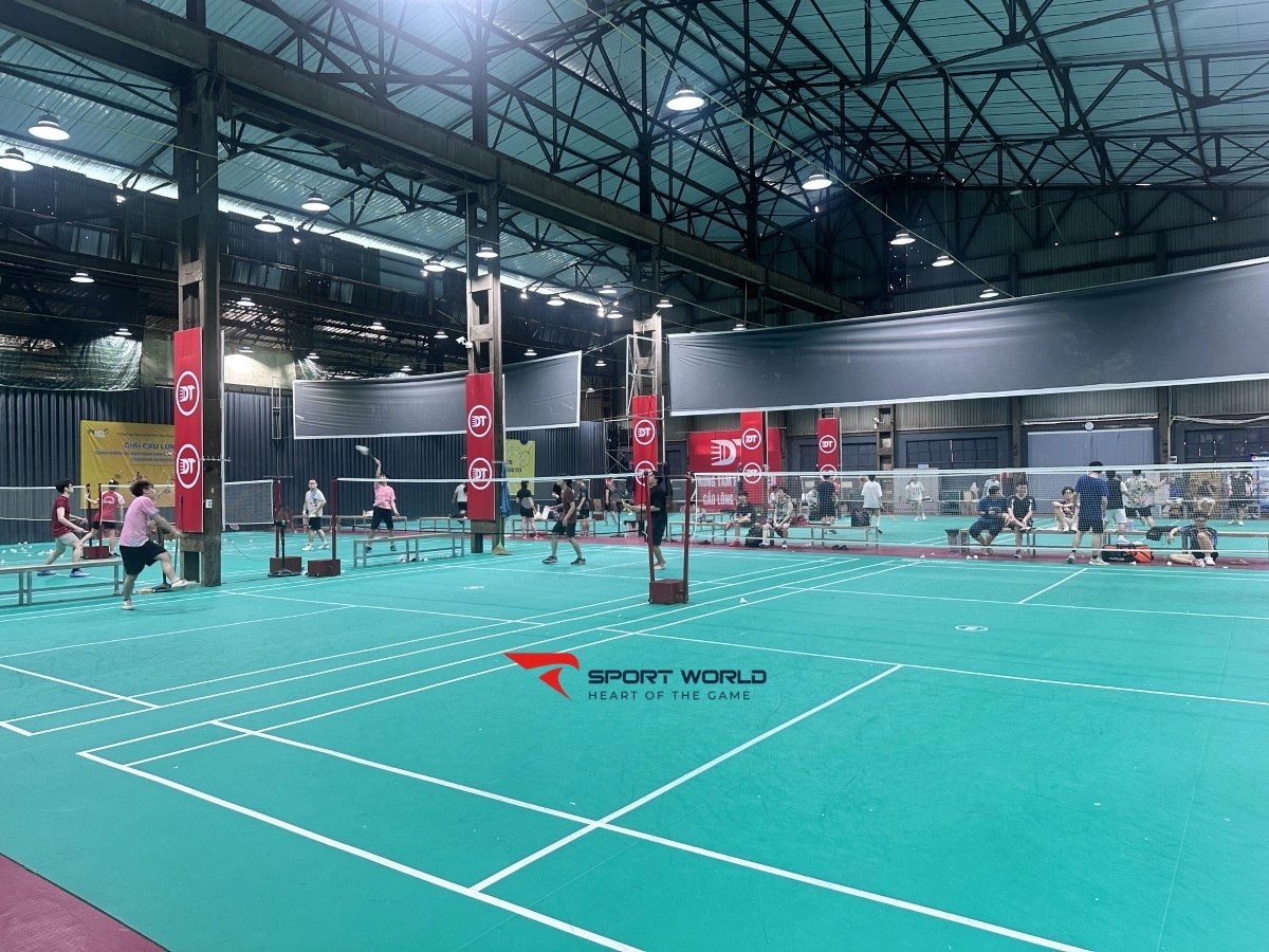 Hệ thống trần cao và thoáng khí tại sân Đức Thảo