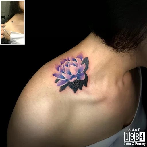 Hình xăm hoa sen màu tím tượng trưng sự thủy chung