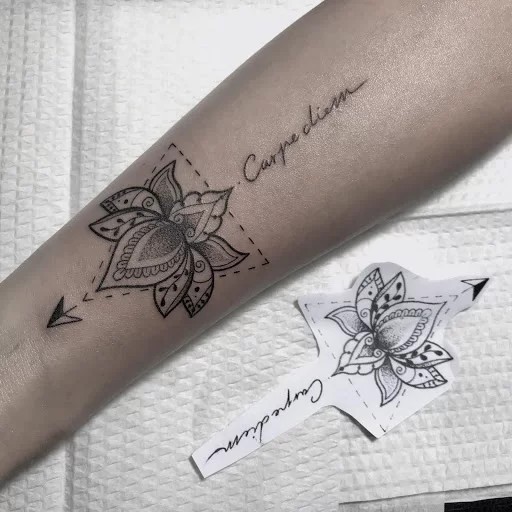 Họa tiết hoa sen cách điệu trên cánh tay