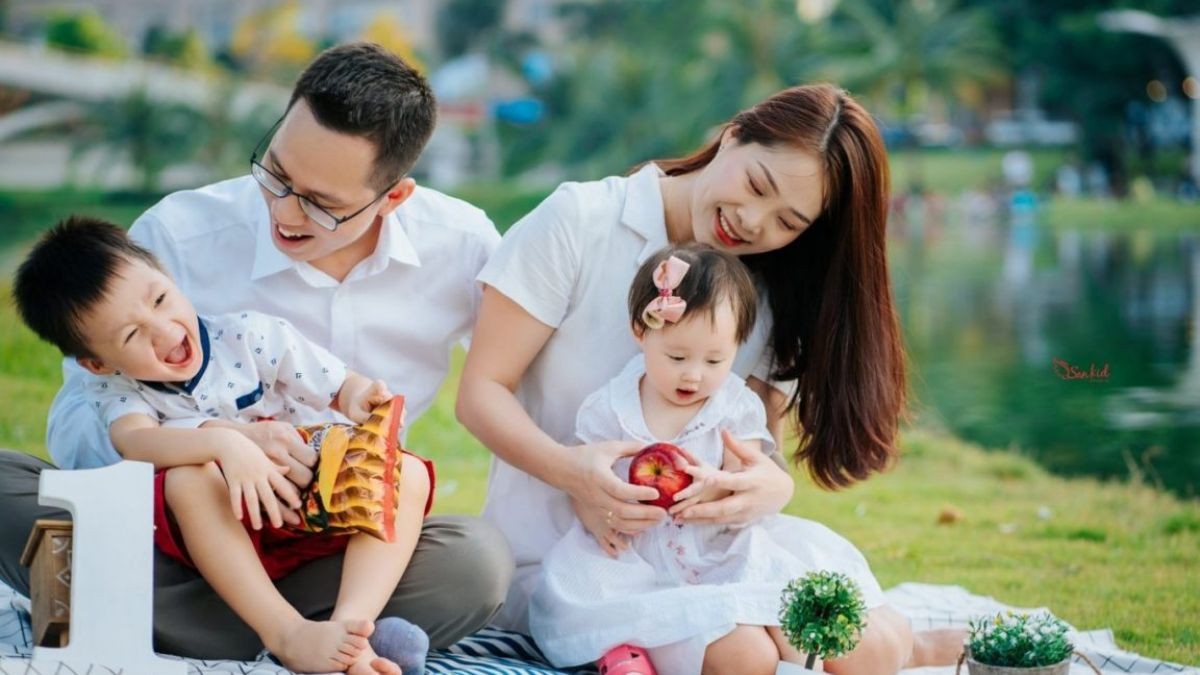 Hình minh họa bài thơ Mẹ là ngọn gió cho bé