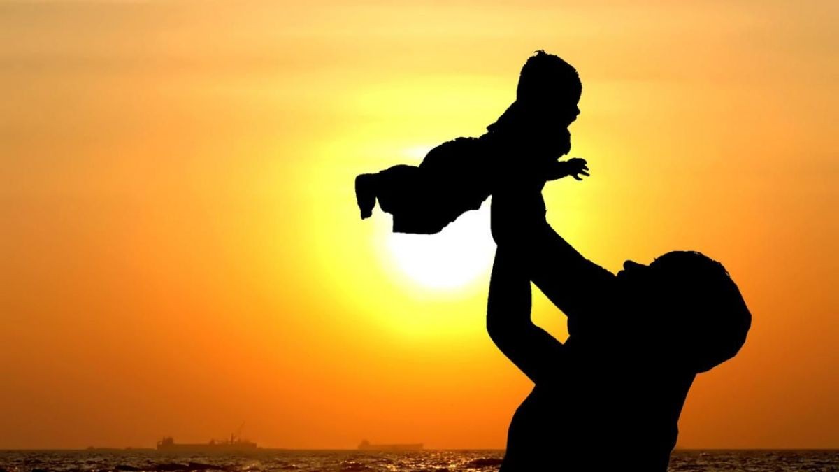 Cha là ngọn đèn soi sáng đường con đi