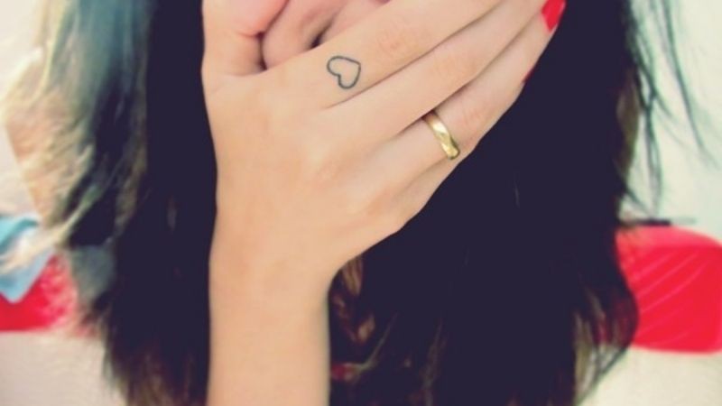 Hình xăm trái tim đơn giản ở ngón tay thể hiện tình yêu lứa đôi