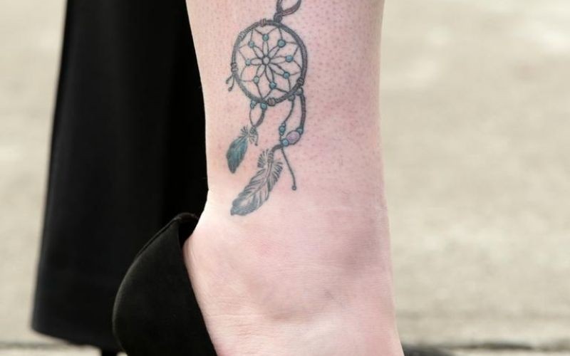 Hình xăm dreamcatcher ở chân mang ý nghĩa bình an