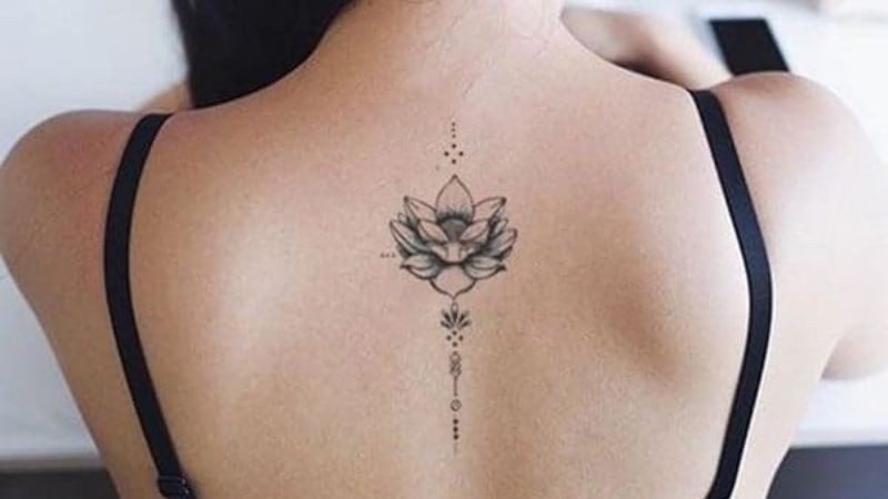 Hình xăm hoa sen thanh khiết ở chính giữa sống lưng