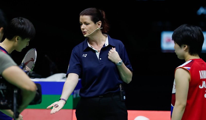 Trọng tài chính điều hành trận đấu