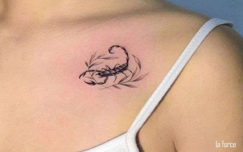 Hình xăm bọ cạp nữ ở xương quai xanh quyến rũ