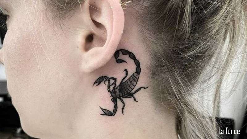 Hình xăm bọ cạp mini nhỏ đẹp sau tai