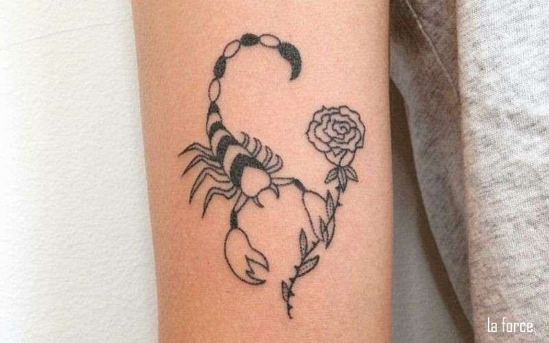 Hình xăm bọ cạp mini với chữ ý nghĩa