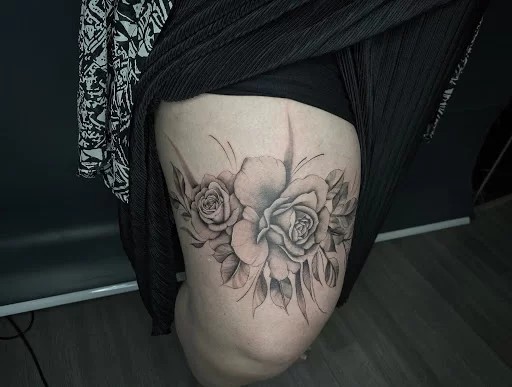 Cô gái có hình xăm hoa hồng thường toát lên vẻ bí ẩn và thông minh