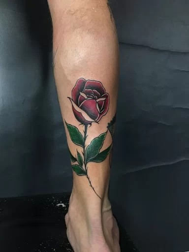 Hình xăm hoa hồng đỏ biểu trưng cho tình yêu mãnh liệt