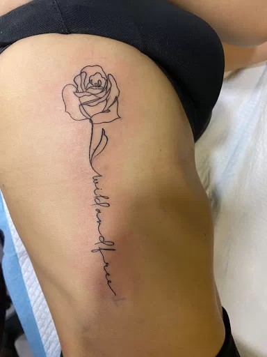 Hình xăm hoa hồng ở cổ tay tinh tế và tối giản