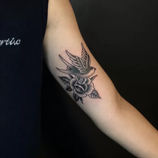 Hình xăm hoa hồng ở vị trí sườn đầy quyến rũ