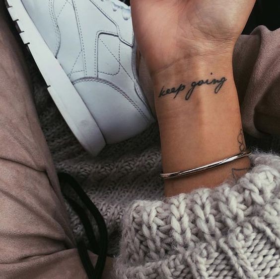 Hình xăm chữ "Keep going" trên cổ tay