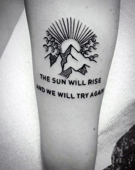 Hình xăm chữ "The sun will rise and we will try again" trên cánh tay