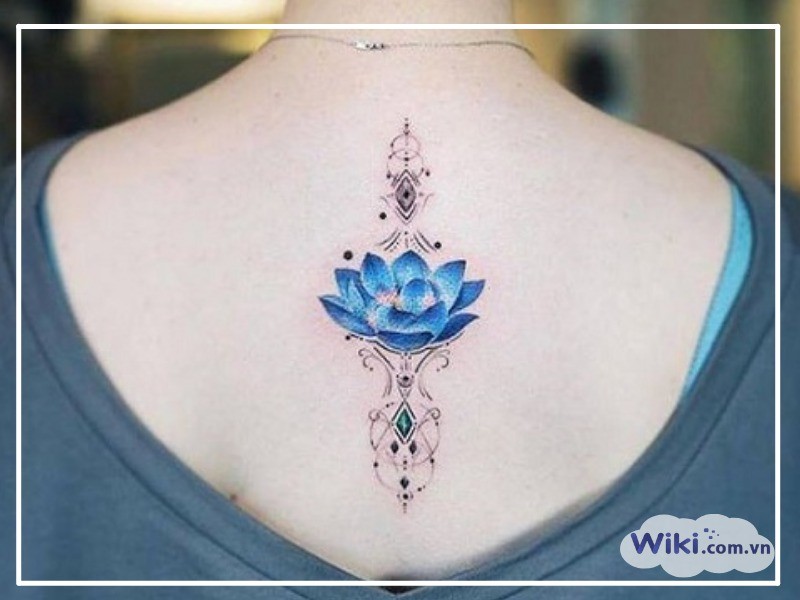 Hình xăm hoa sen tinh tế trên lưng
