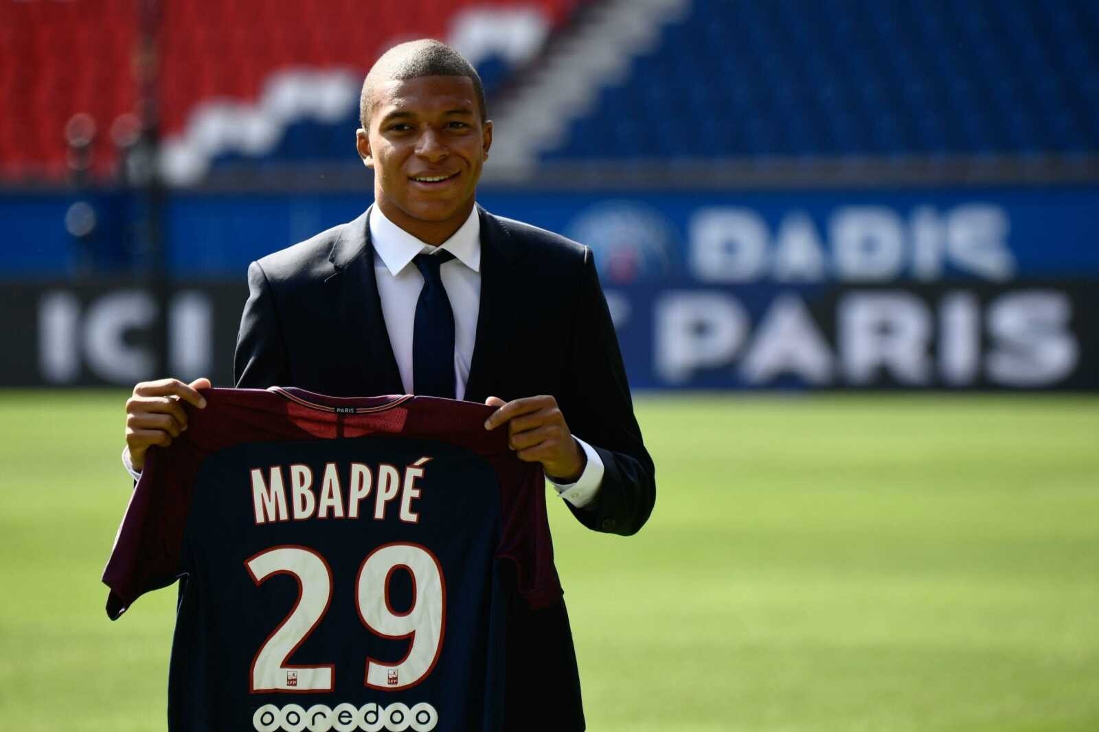 Kylian Mbappé trong màu áo đội tuyển Pháp