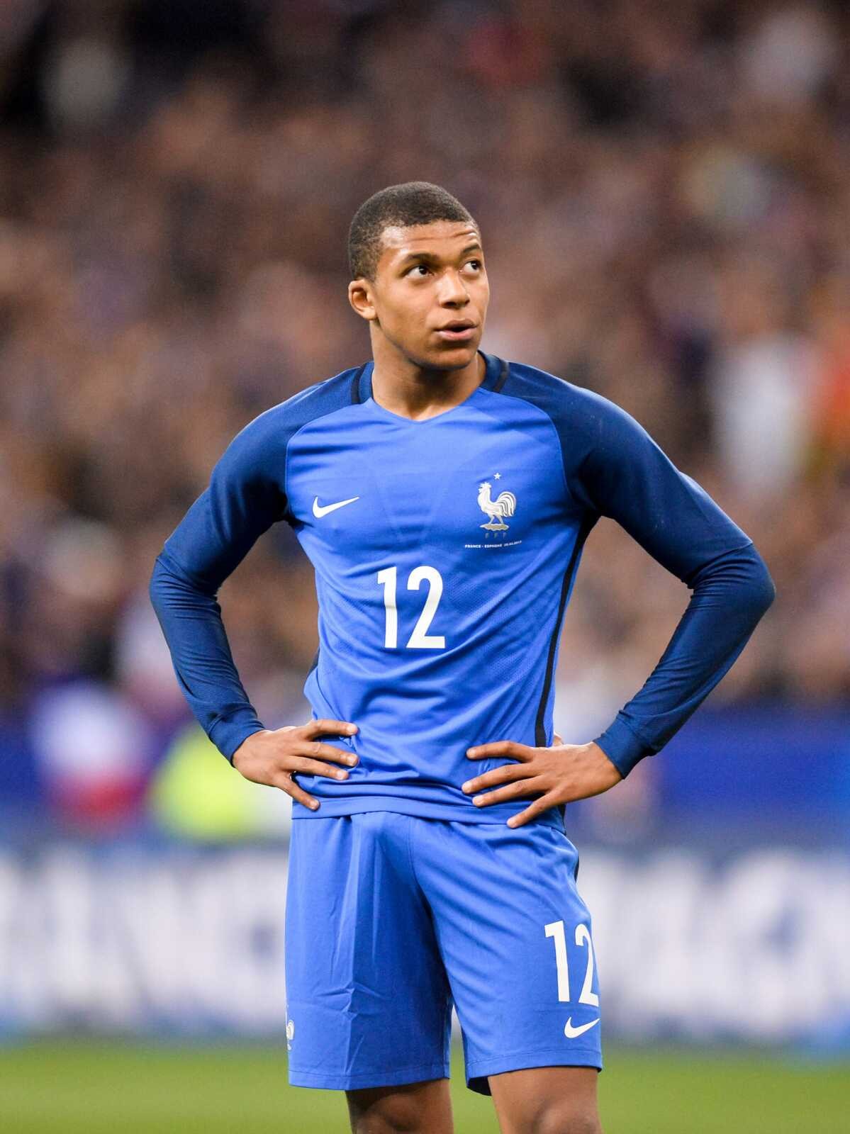 Kylian Mbappé trong một sự kiện cộng đồng