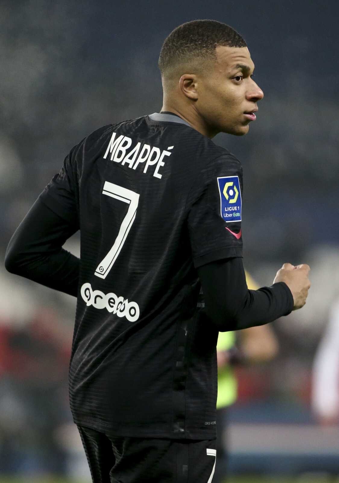 Kylian Mbappé thực hiện pha dứt điểm