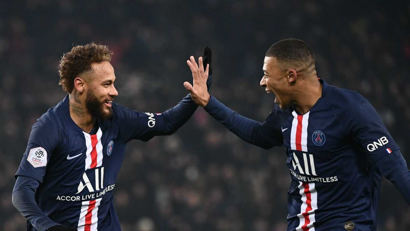 Kylian Mbappé và Neymar trên sân cỏ