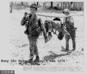 Hai người lính gánh thi thể đồng đội bằng cây tre giữa rừng già