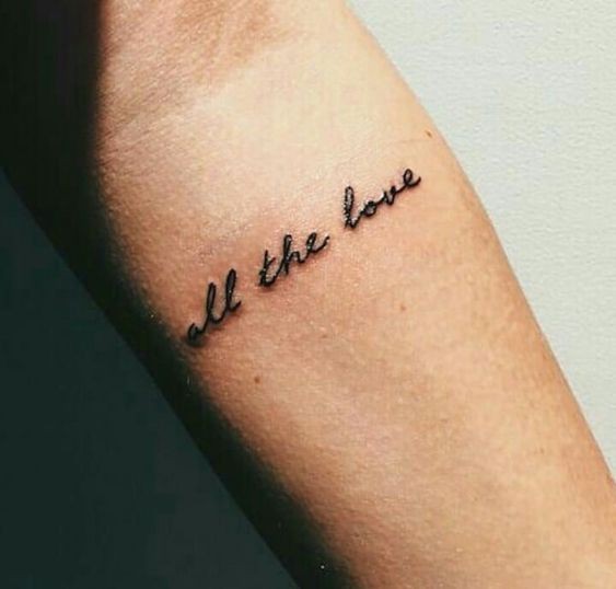 Hình xăm chữ "All the love" trên cánh tay