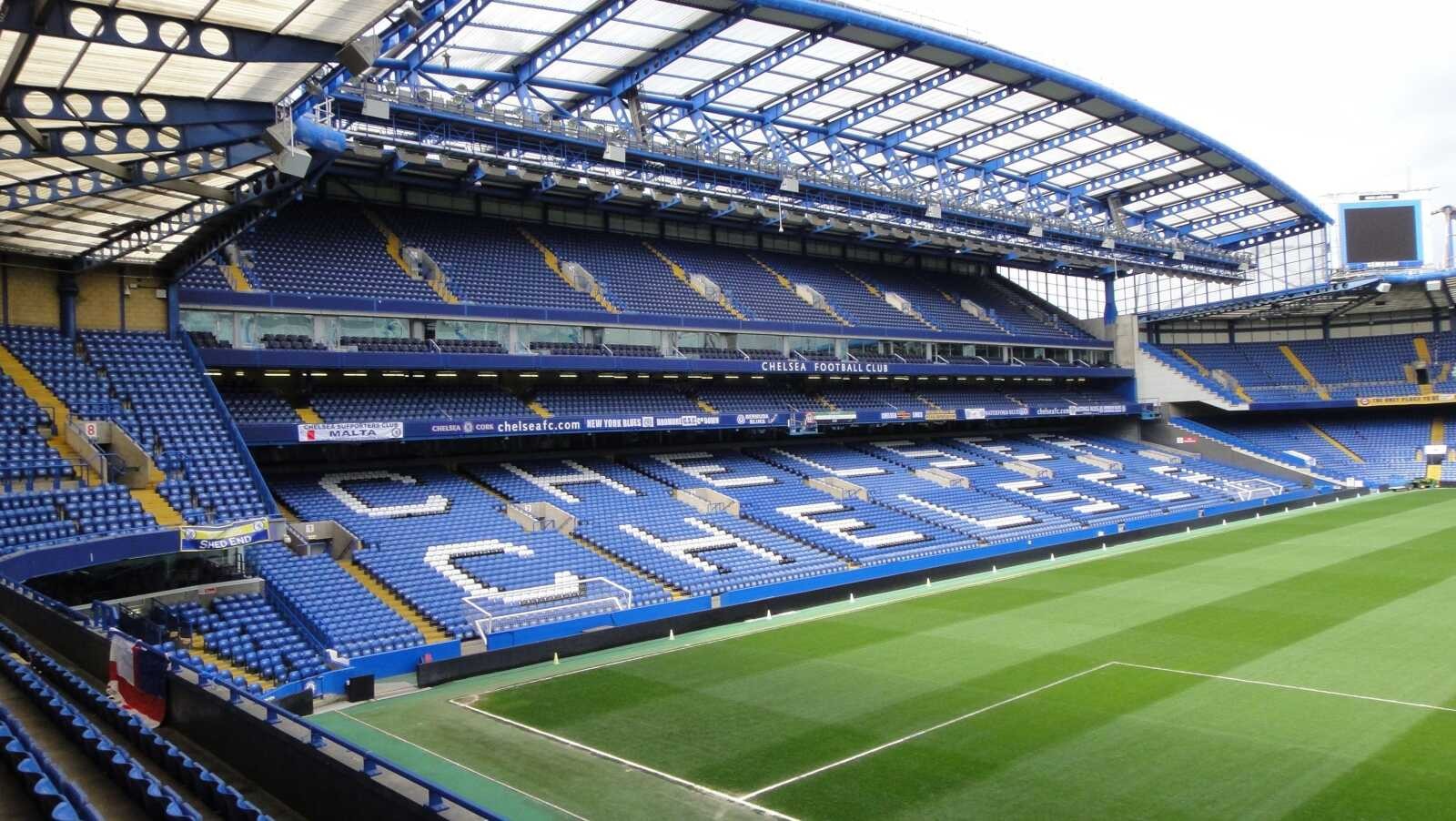 Sân vận động Stamford Bridge lung linh về đêm