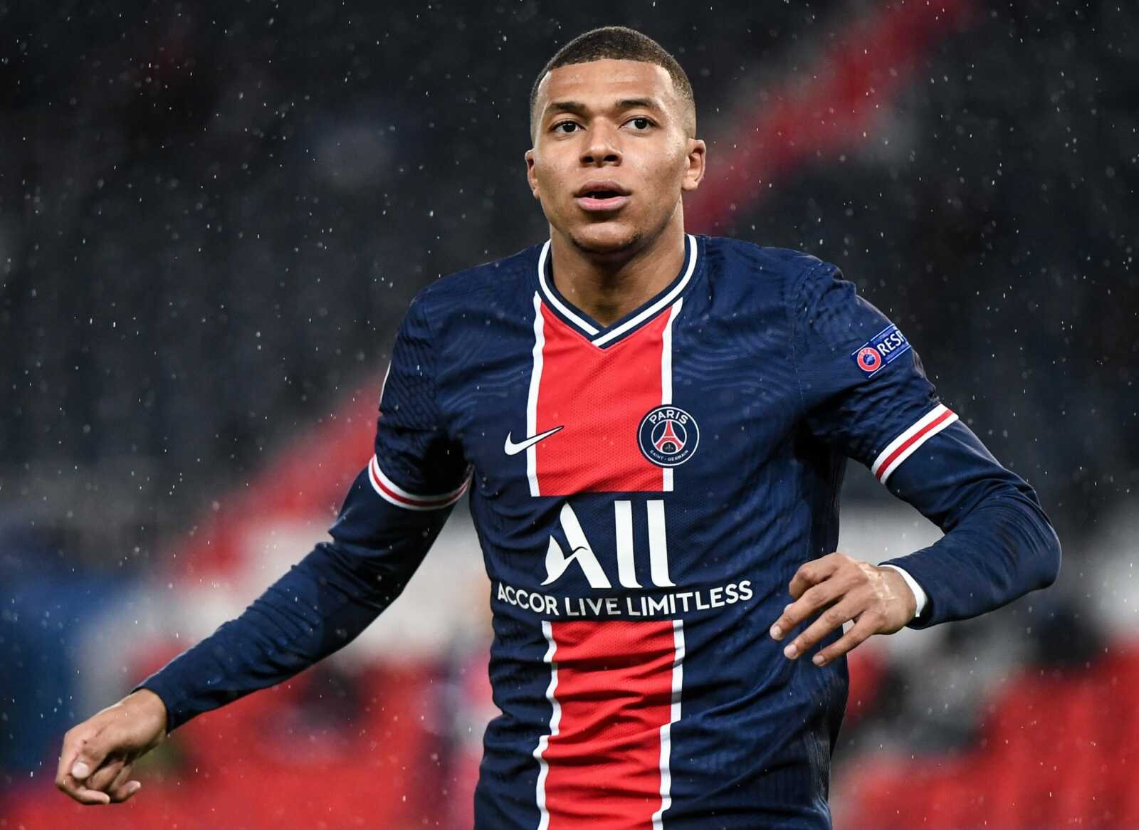 Kylian Mbappé cùng cúp vàng World Cup