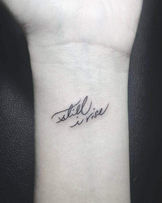 Hình xăm chữ "I still rise" trên cánh tay