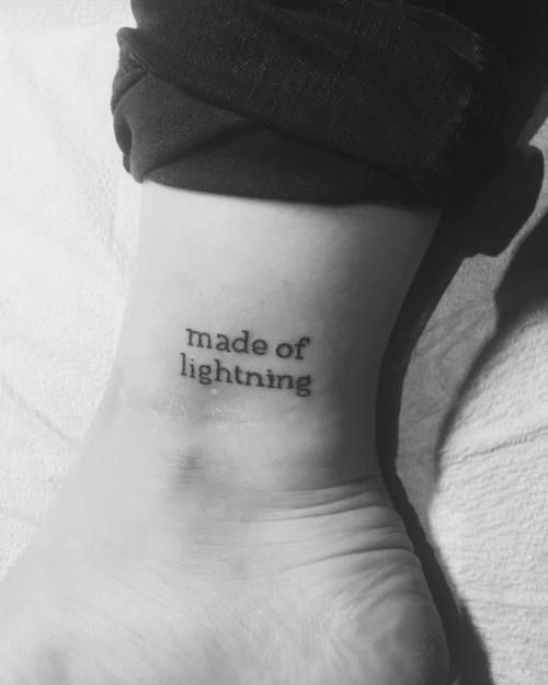Hình xăm chữ "Made of lightning" trên cánh tay