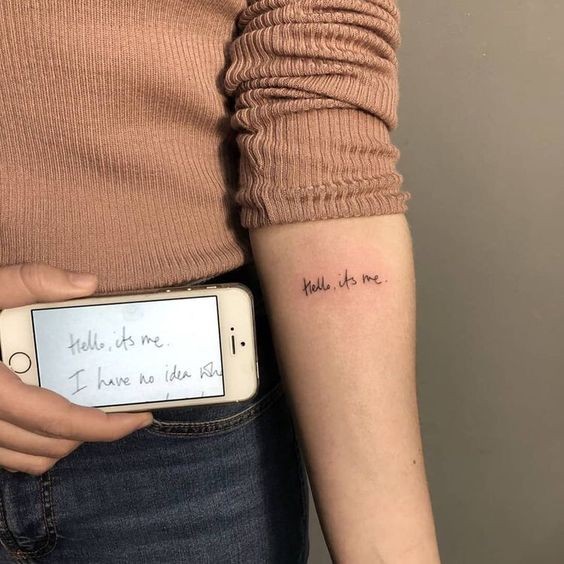 Hình xăm chữ "Hello, its me" trên cổ tay