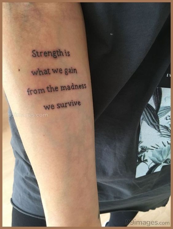 Hình xăm chữ "Strength is what we gain from the madness we survive" trên cánh tay