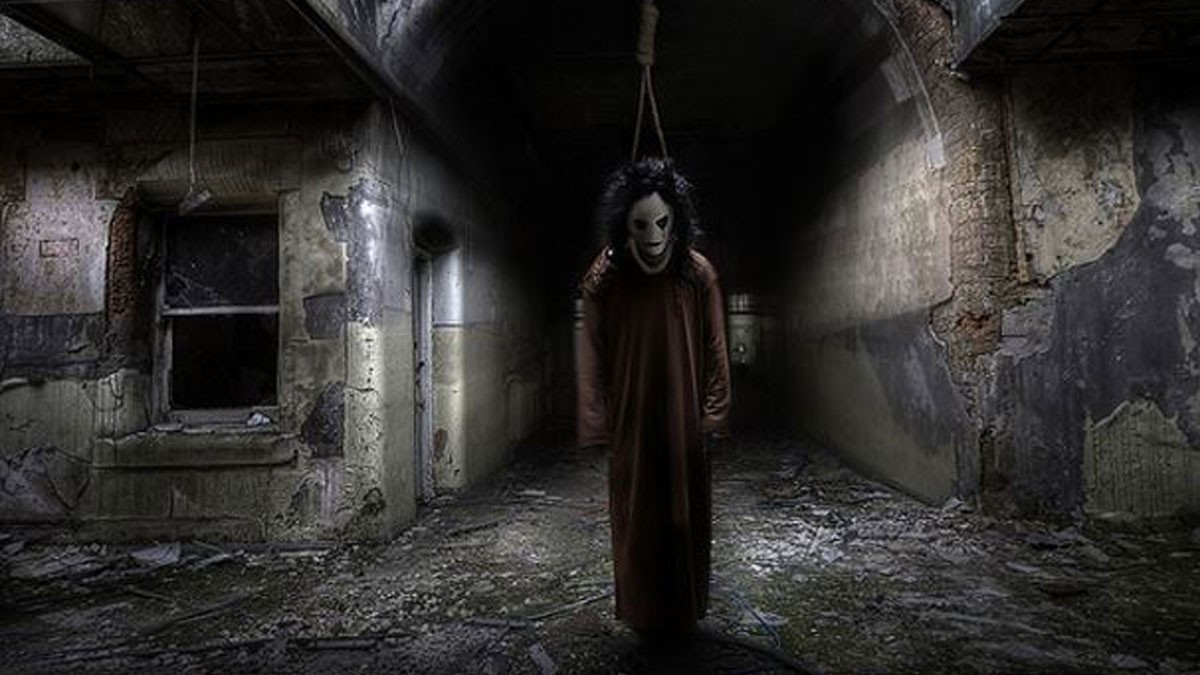 Hình ảnh một con ma với mái tóc dài che phủ khuôn mặt