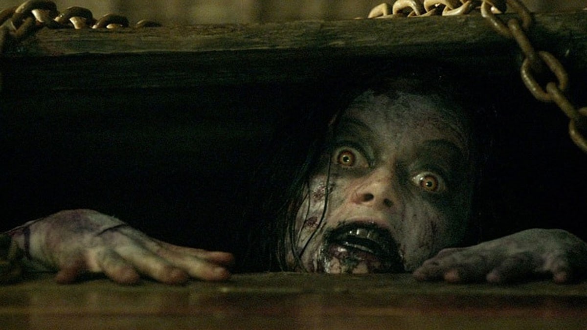 Khuôn mặt ma quỷ nham nhở với những chiếc răng sắc nhọn