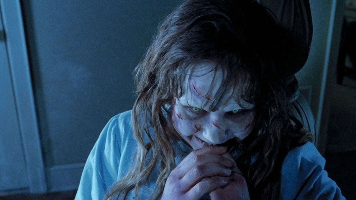 Cận cảnh một khuôn mặt ma quỷ với máu me chảy dài