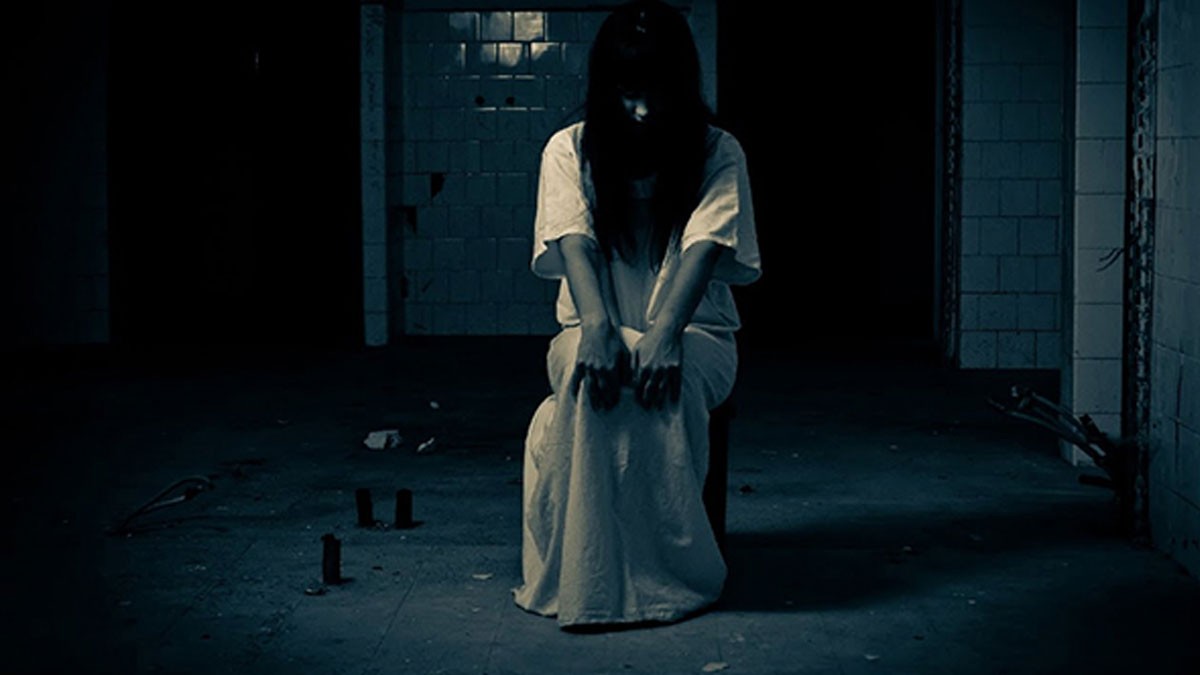 Một ngôi nhà hoang tàn với khung cảnh u ám, gợi lên sự rùng rợn