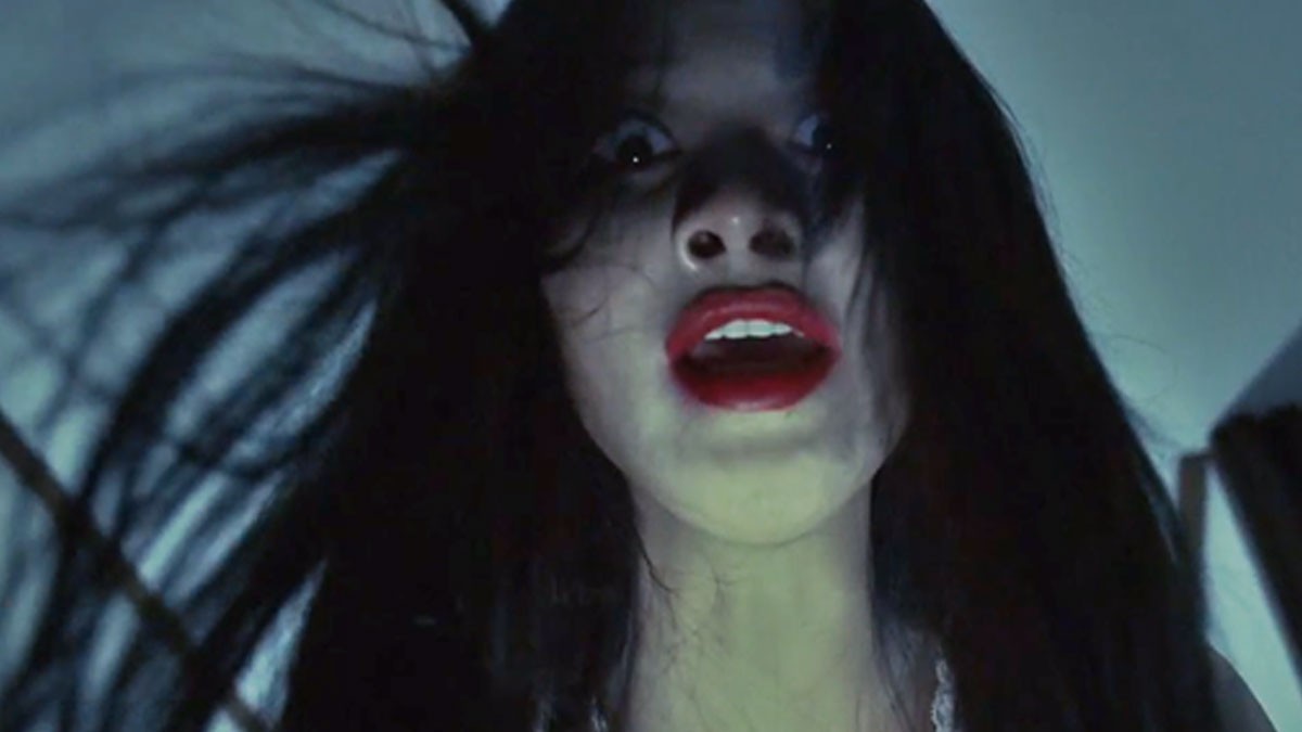 Hình ảnh ma ở cửa sổ, tạo cảm giác bất an