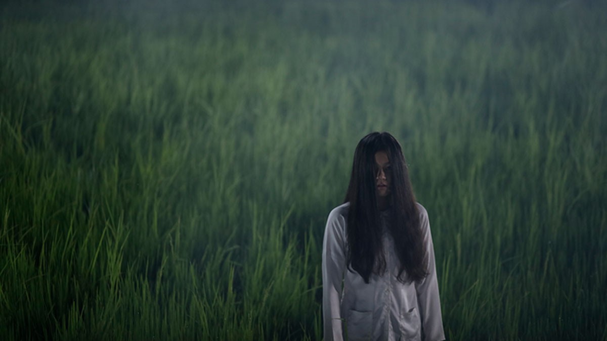 Một con ma đang nhìn chằm chằm, gây cảm giác bị theo dõi