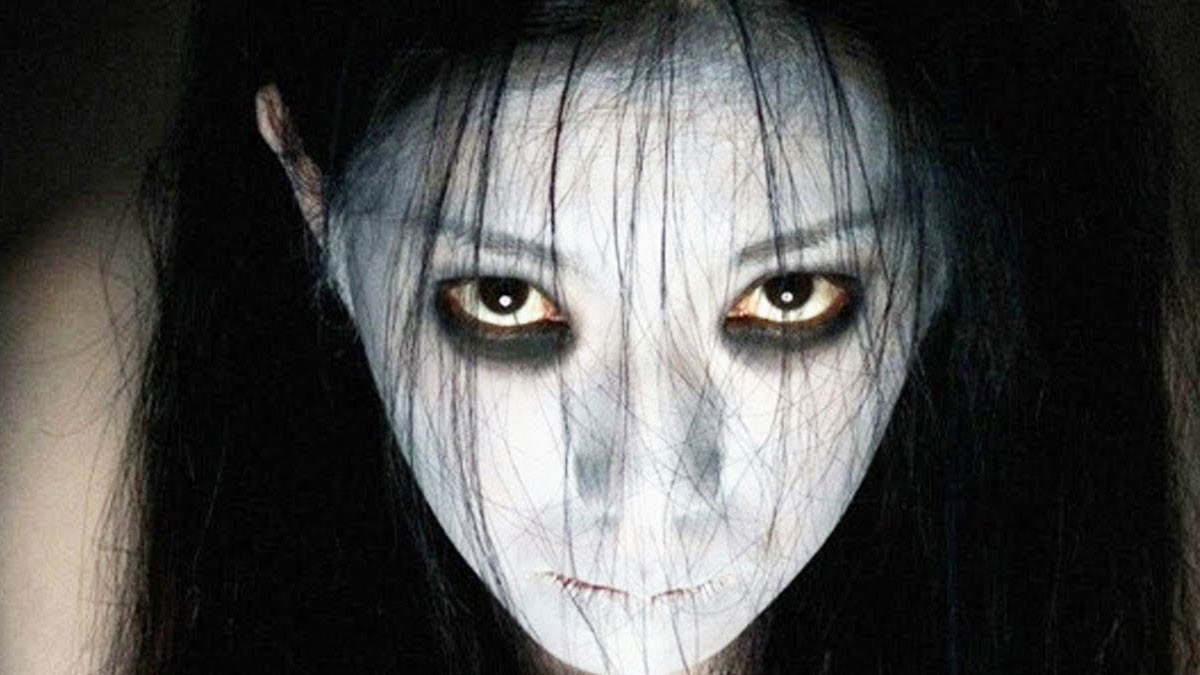 Hình ảnh ma với khuôn mặt nhợt nhạt, tạo cảm giác lạnh lẽo