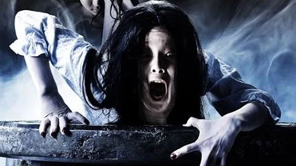 Một con ma đang ngồi trên giường, có thể gây ảo giác