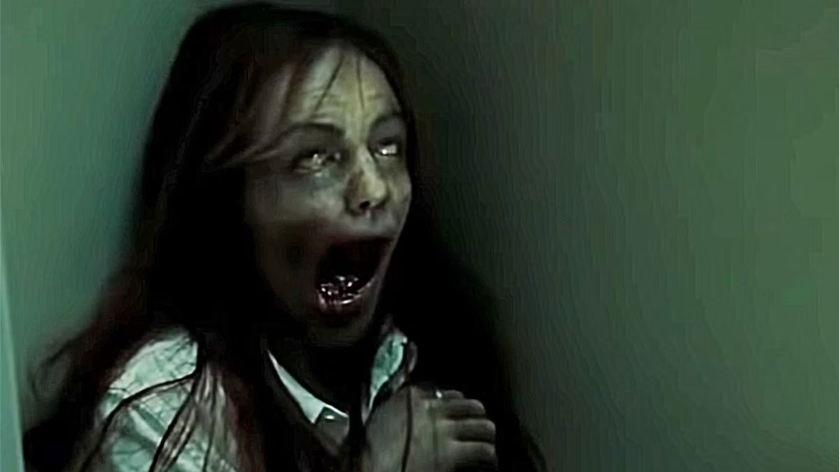 Hình ảnh ma ám ảnh với ánh mắt nhìn thẳng vào người xem