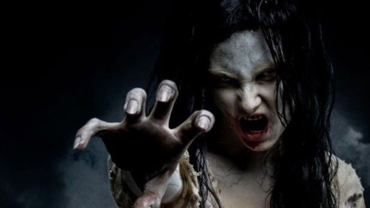 Hình ảnh ma với đôi mắt phát sáng trong bóng tối