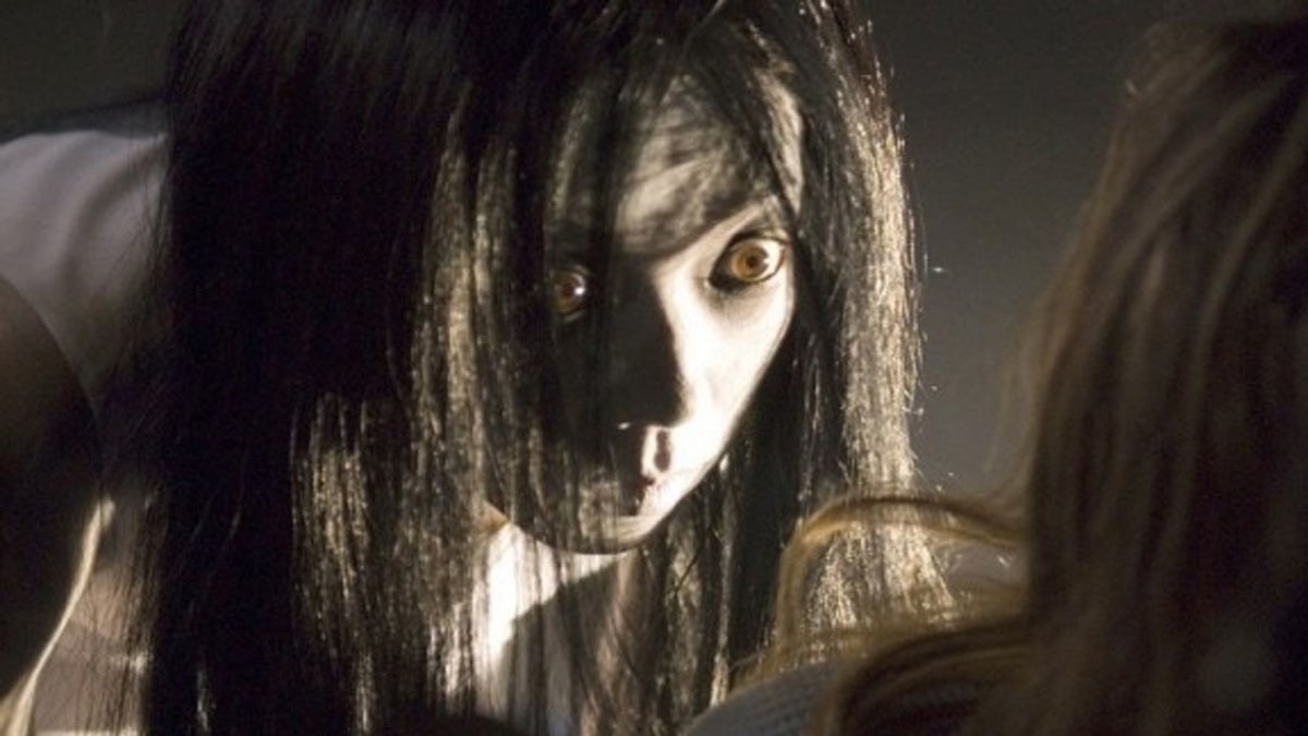 Hình ảnh một con ma đang cố gắng nói lời chúc ngủ ngon một cách đáng sợ