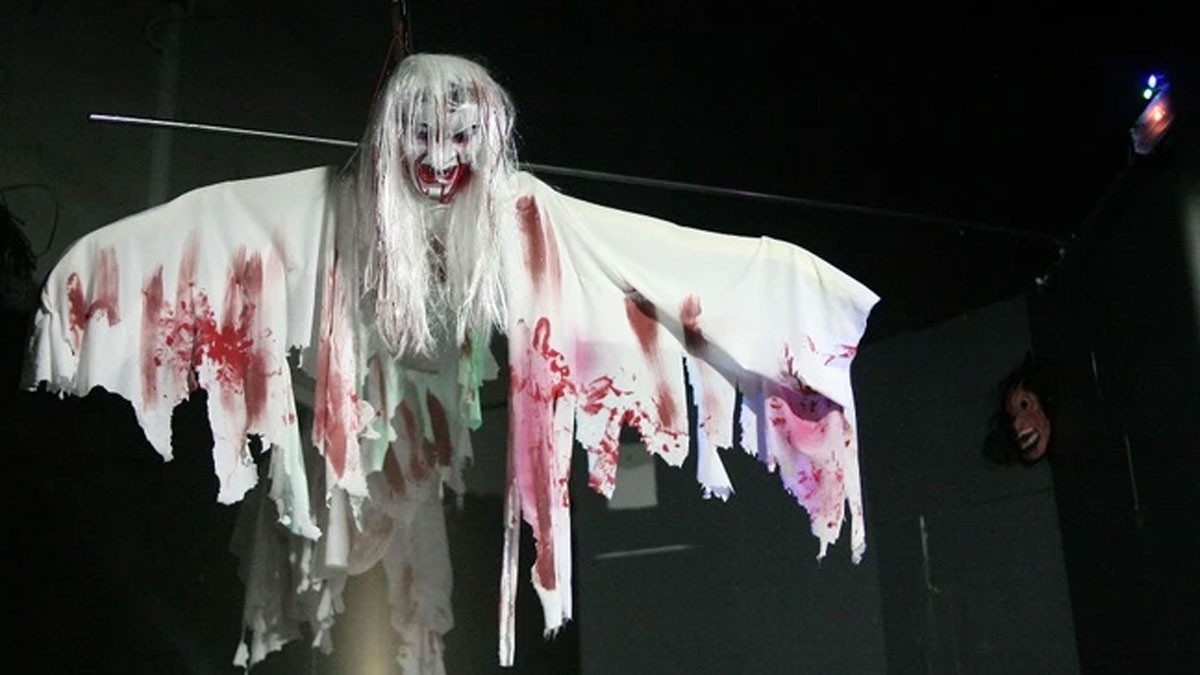 Một hình ảnh ma với khuôn mặt đẫm máu