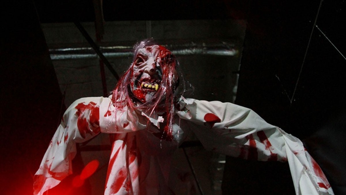 Cảnh tượng máu me trên vũ khí, gợi lên sự tàn bạo