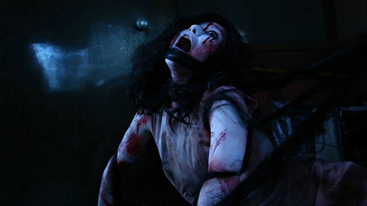 Một hình ảnh ma với những vết cào cấu đầy máu