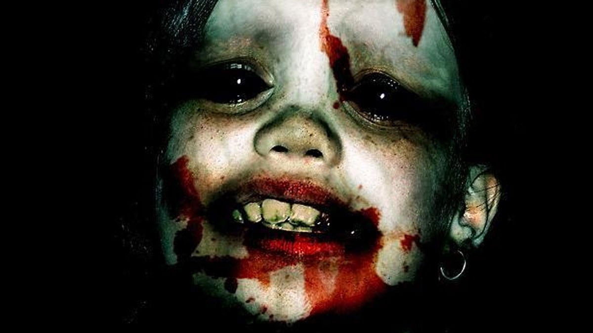 Một hình ảnh ma với đôi mắt đỏ ngầu và máu chảy ra