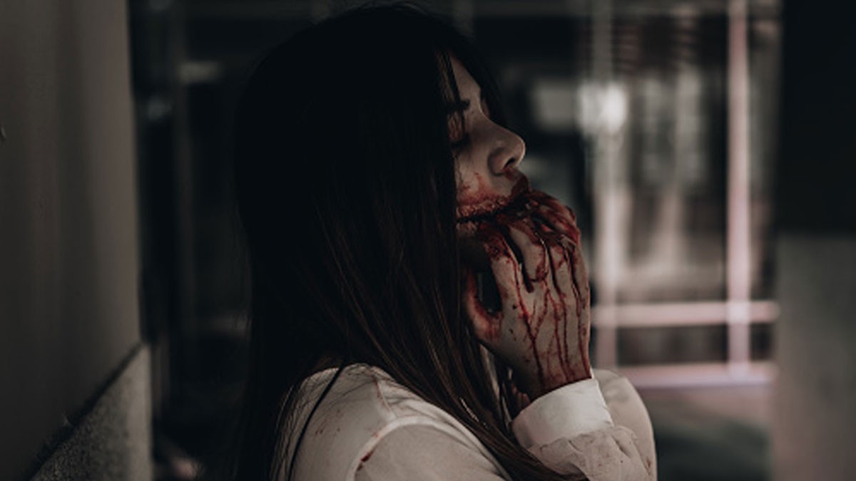 Cảnh tượng rùng rợn với máu me và hình ảnh ma quỷ